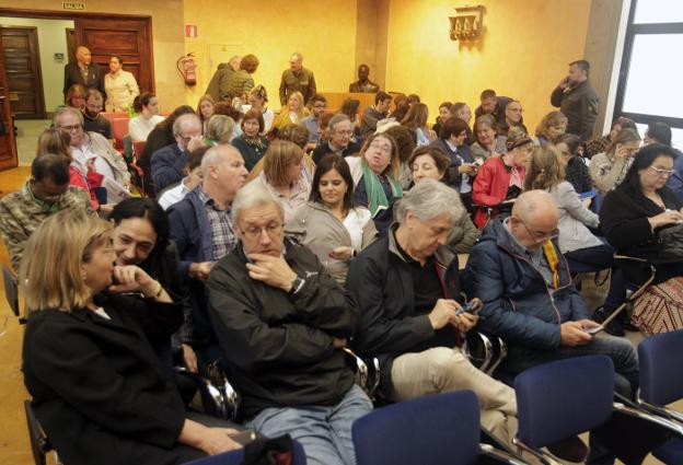 Médicos que cesarán hoy en sus puestos tras el concurso de traslados, en la reunión a la que fueron convocados en el Sespa para adjudicarles nuevos destinos. 