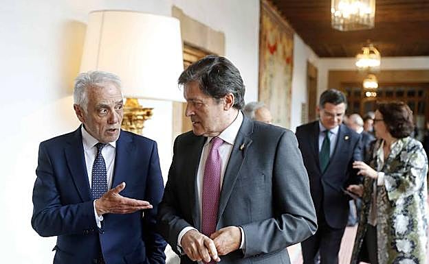 Javier Fernández, a la derecha, con Pedro de Silva.