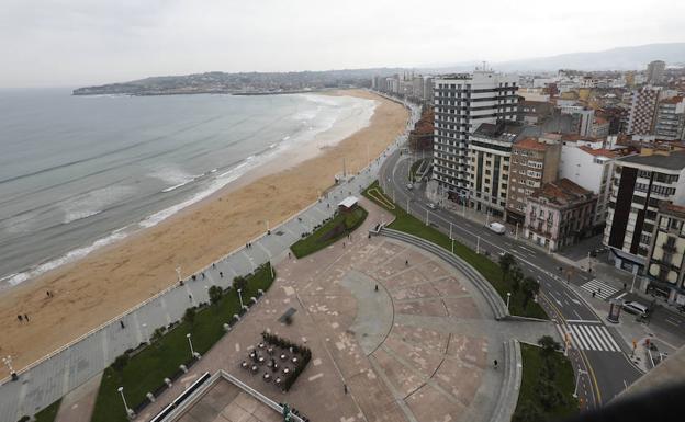 Playa de San Lorenzo, en Gijón.