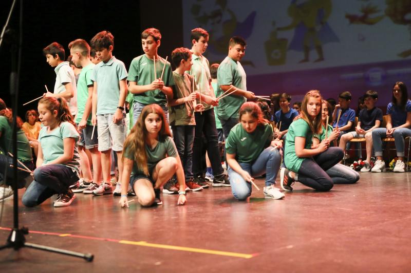 El colegio Hermanos Arregui de Pola de Siero ha celebrado una fiesta de graduació para los 71 alumnos que han finalizado sexto de Primaria.