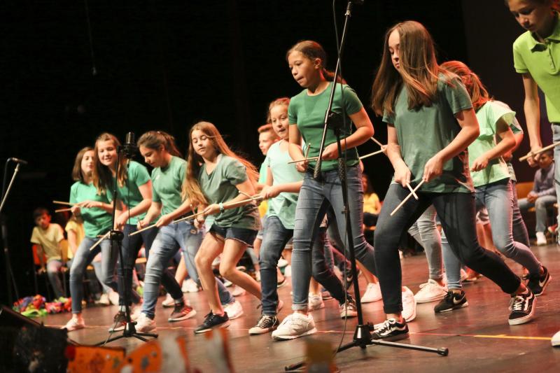 El colegio Hermanos Arregui de Pola de Siero ha celebrado una fiesta de graduació para los 71 alumnos que han finalizado sexto de Primaria.
