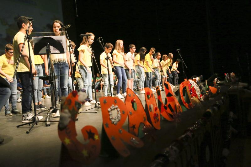 El colegio Hermanos Arregui de Pola de Siero ha celebrado una fiesta de graduació para los 71 alumnos que han finalizado sexto de Primaria.
