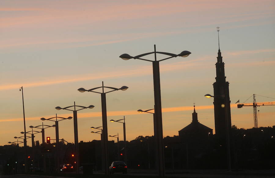 La Plaza del Marqués, el Muro de San Lorenzo, el Elogio del Horizonte, la Universidad Laboral... Los lugares más representativos de la ciudad esconden auténticas maravillas al atardecer. Descúbrelos a continuación.