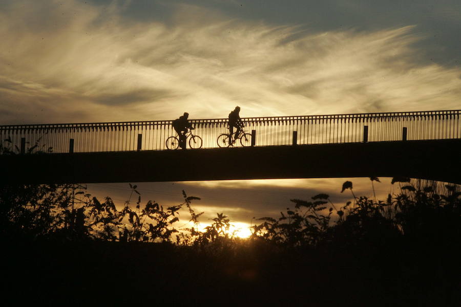 La Plaza del Marqués, el Muro de San Lorenzo, el Elogio del Horizonte, la Universidad Laboral... Los lugares más representativos de la ciudad esconden auténticas maravillas al atardecer. Descúbrelos a continuación.