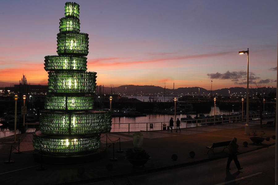 La Plaza del Marqués, el Muro de San Lorenzo, el Elogio del Horizonte, la Universidad Laboral... Los lugares más representativos de la ciudad esconden auténticas maravillas al atardecer. Descúbrelos a continuación.