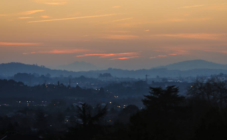 La Plaza del Marqués, el Muro de San Lorenzo, el Elogio del Horizonte, la Universidad Laboral... Los lugares más representativos de la ciudad esconden auténticas maravillas al atardecer. Descúbrelos a continuación.