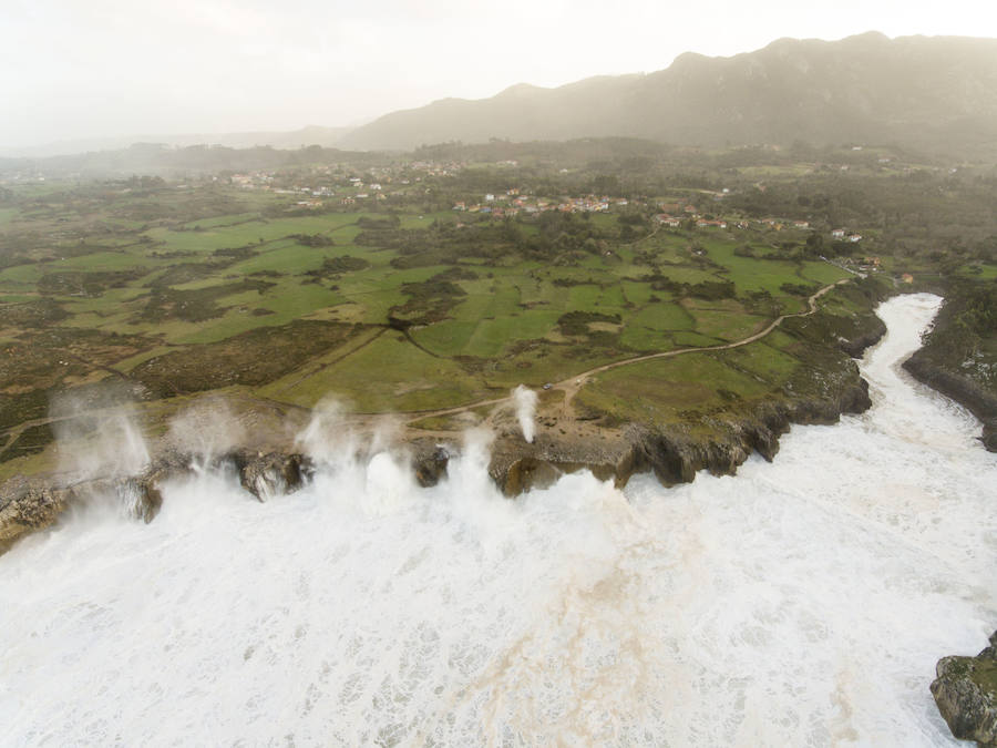 Los bufones de Pría, en acción, en una jornada de fuerte temporal.