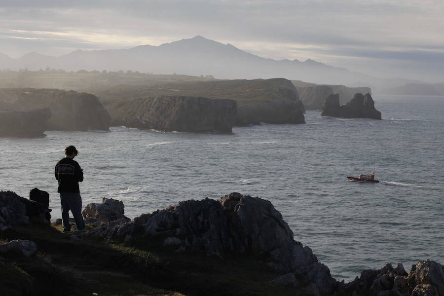 El Cantábrico, entre San Antonio y Cuevas del Mar, en Llanes.