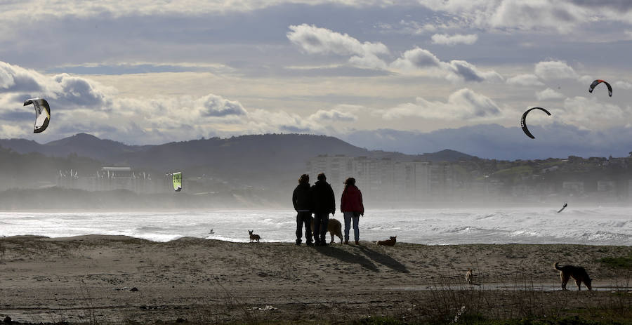 El Cantábrico rompe con fuerza en San Juan de Nieva.