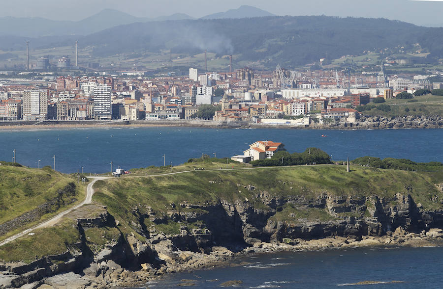 La costa de Gijón vista desde La Providencia.