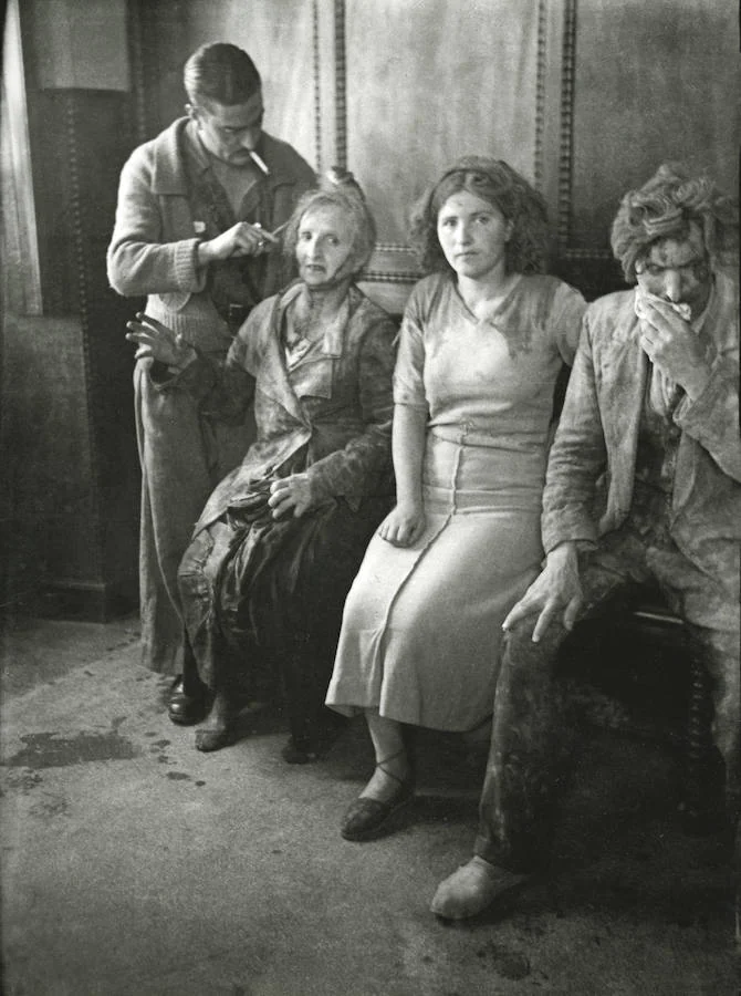 Asistencia en la Casa de Socorro a civiles heridos durante un bombardeo del ejército republicano. Oviedo, 1936