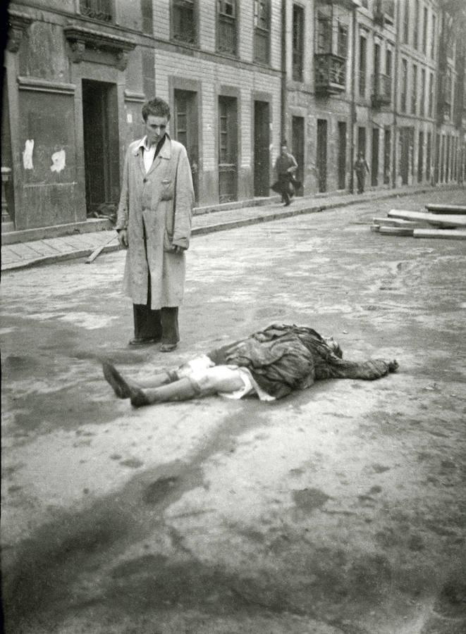Ante el cadáver de una mujer en la calle San Bernabé. Oviedo, 1936