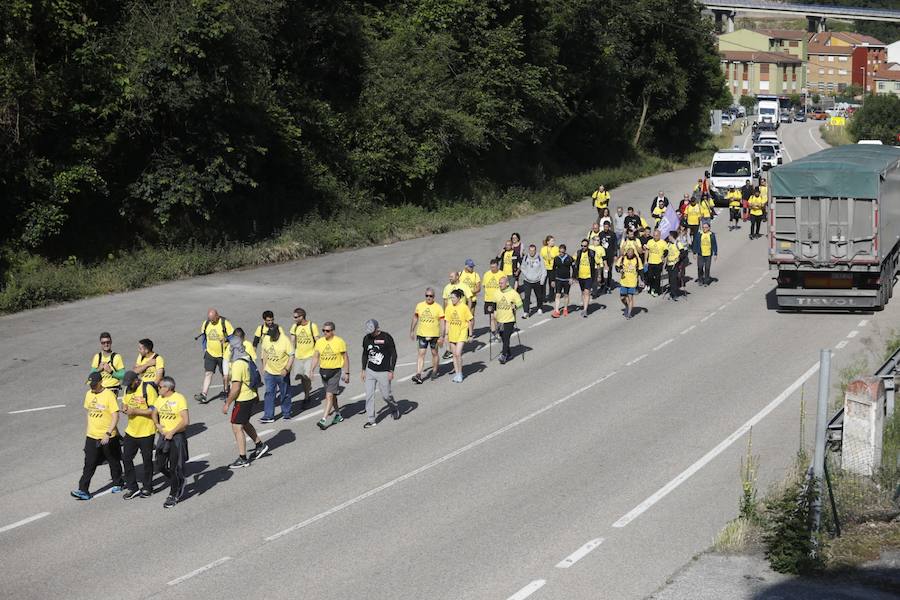 La plantilla de Alcoa marcha durante, este viernes, desde Mieres hasta el puerto de Pajares