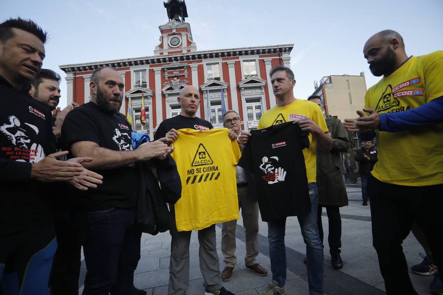 La plantilla de Alcoa marcha durante, este viernes, desde Mieres hasta el puerto de Pajares