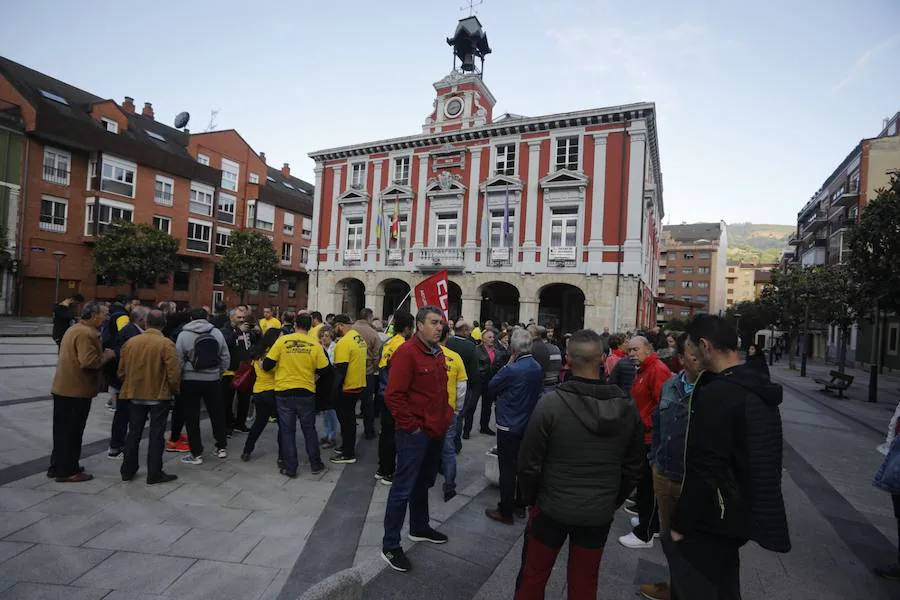 La plantilla de Alcoa marcha durante, este viernes, desde Mieres hasta el puerto de Pajares