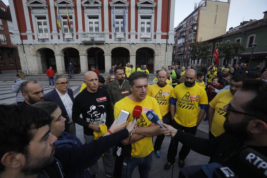 La plantilla de Alcoa marcha durante, este viernes, desde Mieres hasta el puerto de Pajares