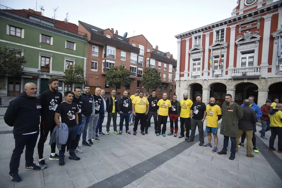 La plantilla de Alcoa marcha durante, este viernes, desde Mieres hasta el puerto de Pajares