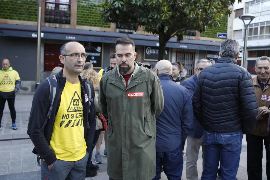 La plantilla de Alcoa marcha durante, este viernes, desde Mieres hasta el puerto de Pajares