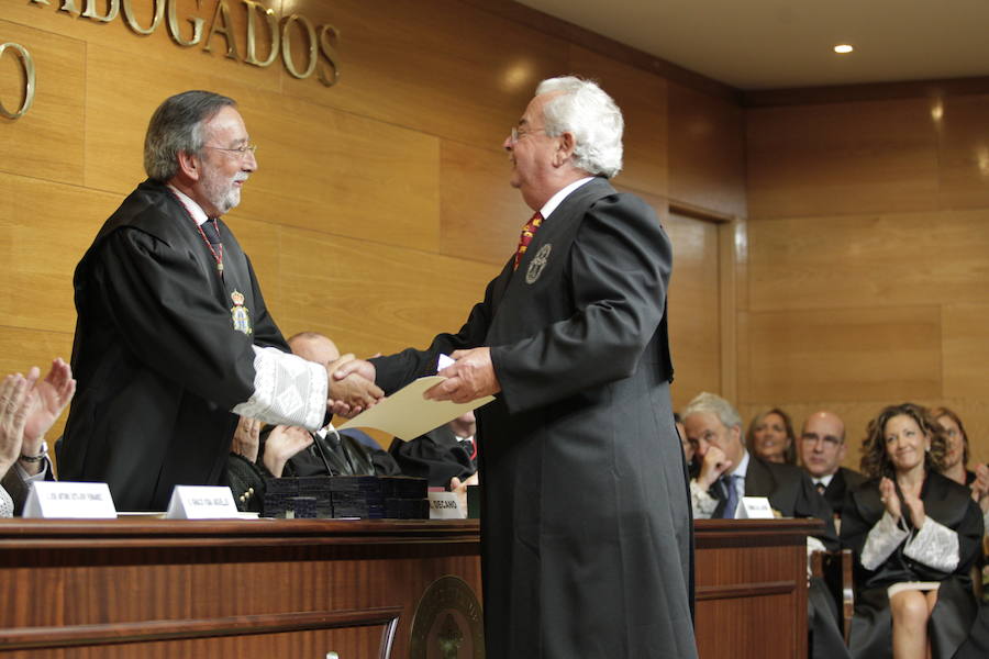 Sergio Herrero, decano de los abogados gijoneses, recibió la medalla al mérito y abogó porque ambos colegios sean «una única voz».