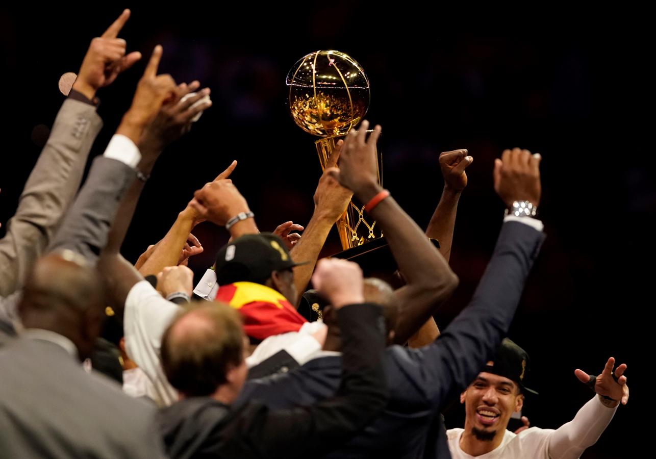 Los jugadores de los Raptors celebran su victoria.