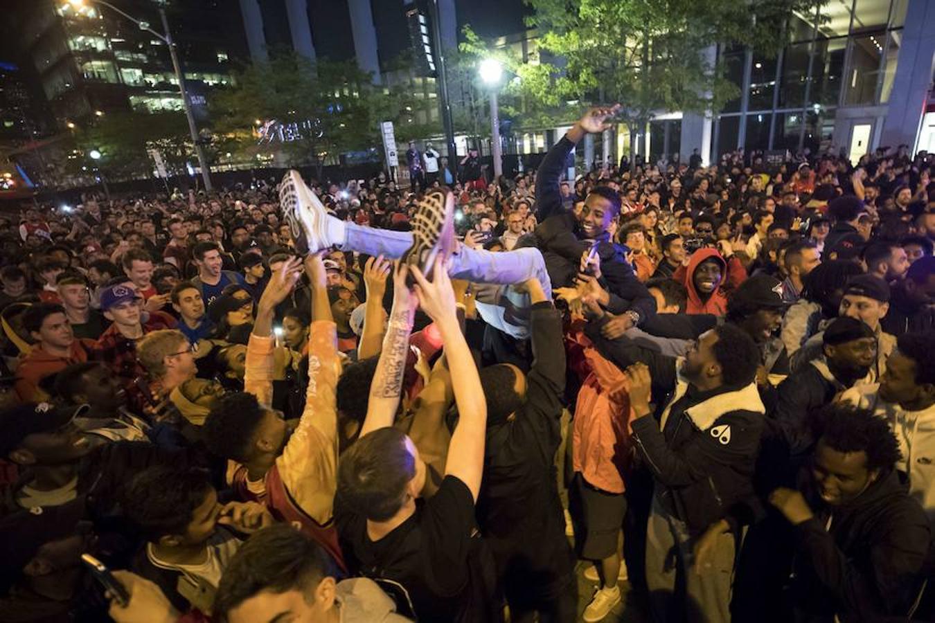 La ciudad canadiense de Toronto se echó a la calle para celebrar el anillo de la NBA. El conjunto en el que militan Ibaka y Marc Gasol consiguió imponerse en la final a los Warriors.