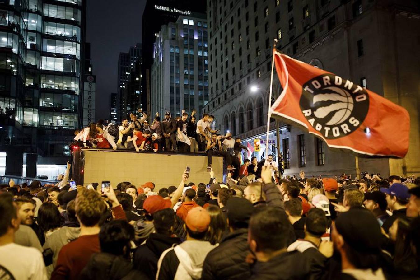 La ciudad canadiense de Toronto se echó a la calle para celebrar el anillo de la NBA. El conjunto en el que militan Ibaka y Marc Gasol consiguió imponerse en la final a los Warriors.