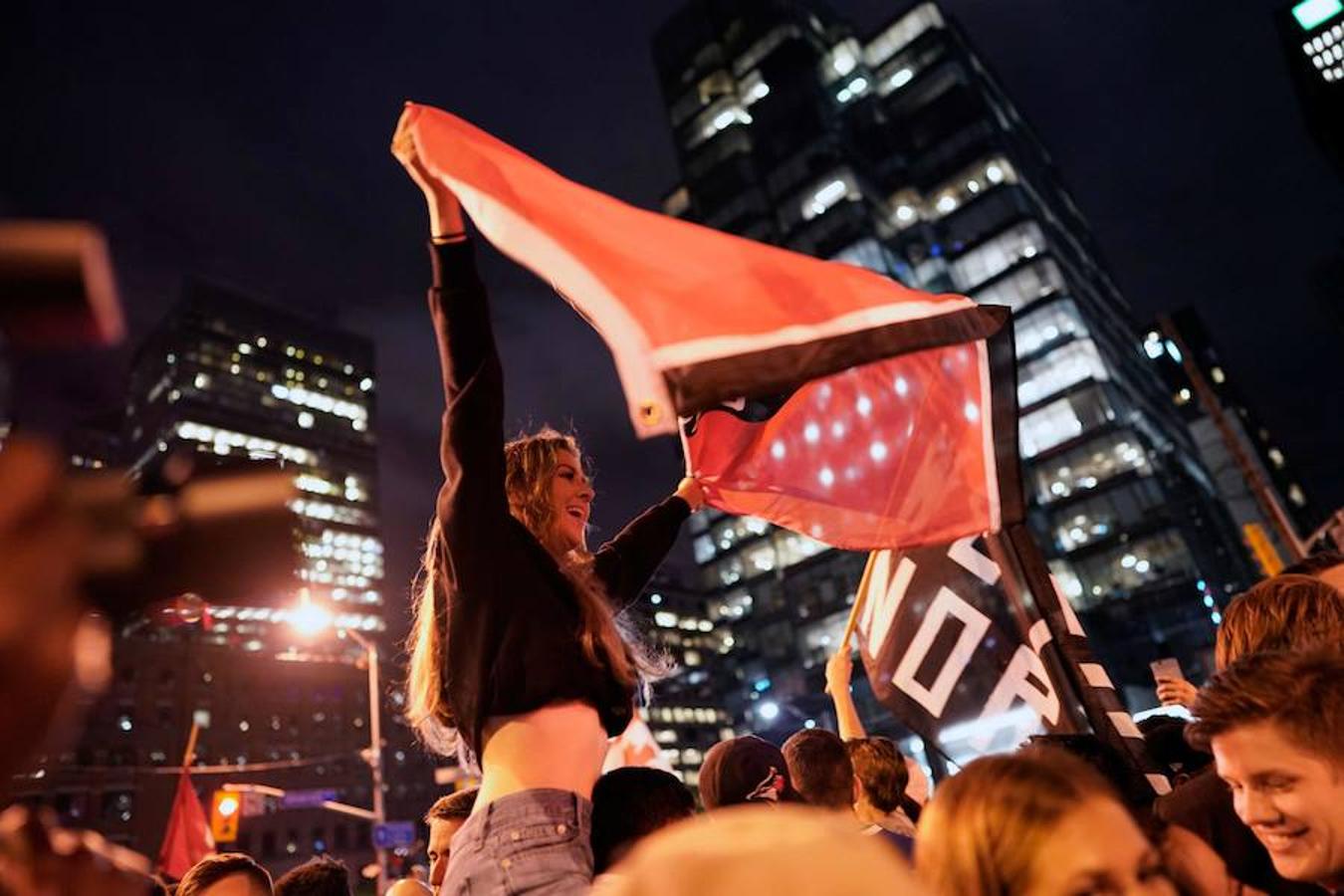 La ciudad canadiense de Toronto se echó a la calle para celebrar el anillo de la NBA. El conjunto en el que militan Ibaka y Marc Gasol consiguió imponerse en la final a los Warriors.