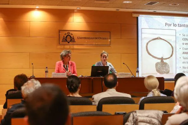Mercedes de Soignie y Carla Rubiera, durante la conferencia. 