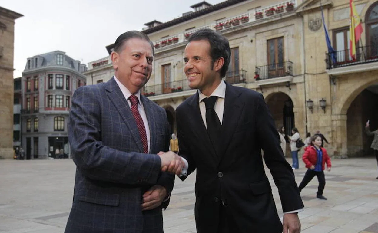 Alfredo Canteli e Ignacio Cuesta, en la comparecencia conjunta que dieron en la plaza del Ayuntamiento. 