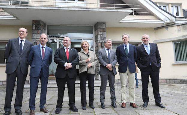 RufinoOrejas, presidente de Química del Nalón, Oswaldo Suárez, CEO del Clúster asturiano de ArcelorMittal, Isaac Pola, consejero de Industria, Mariví Monteserín, alcaldesa de Avilés, Antonio Miguel Cervera, presidente de Sepides, José ManuelArias, presidente de ArcelorMittal España, y Benigno Fernández Fano, consejero de Infraestructuras, ayer en La Granda. 