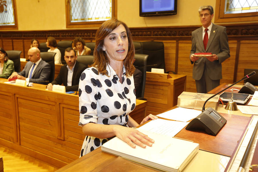 La nueva Corporación municipal, que hoy se constituirá formalmente, será la más femenina de la historia de Gijón, con dieciséis concejalas frente a once concejales, y ligeramente más envejecida que la que tomó posesión en 2015, con una edad media de 48,6 años frente a los 46,2 de la que toca a su fin.