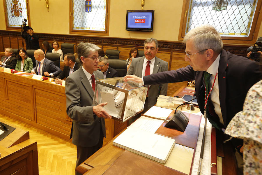 La nueva Corporación municipal, que hoy se constituirá formalmente, será la más femenina de la historia de Gijón, con dieciséis concejalas frente a once concejales, y ligeramente más envejecida que la que tomó posesión en 2015, con una edad media de 48,6 años frente a los 46,2 de la que toca a su fin.