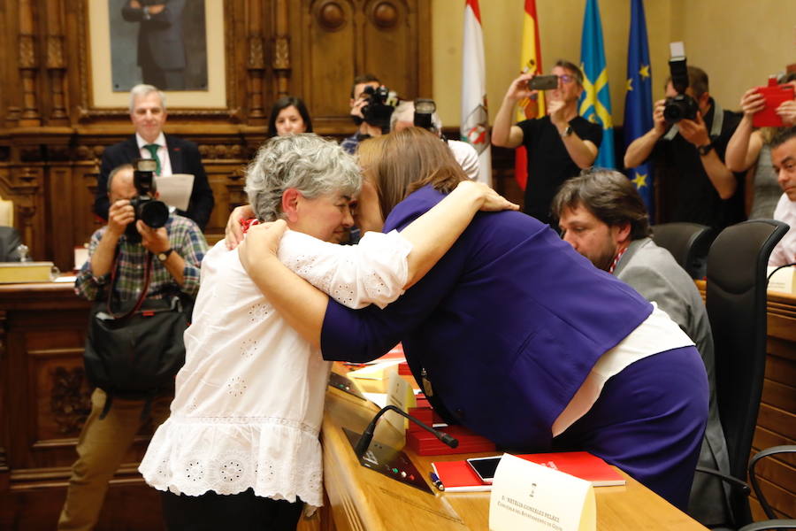 La nueva Corporación municipal, que hoy se constituirá formalmente, será la más femenina de la historia de Gijón, con dieciséis concejalas frente a once concejales, y ligeramente más envejecida que la que tomó posesión en 2015, con una edad media de 48,6 años frente a los 46,2 de la que toca a su fin.