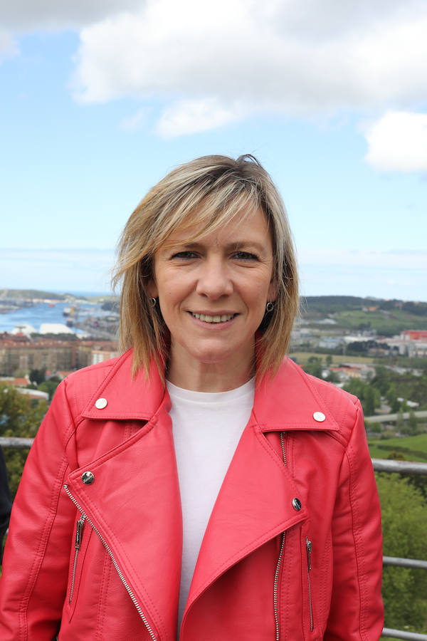 Esther Llamazares (PP). Empresaria, mediadora, coach ejecutivo y personal, experta universitaria en protocolo, titulada superior en Gestión Comercial y Marketing y Administración, dirigió el departamento de marketing del Real Oviedo y fue directora del Real Avilés.