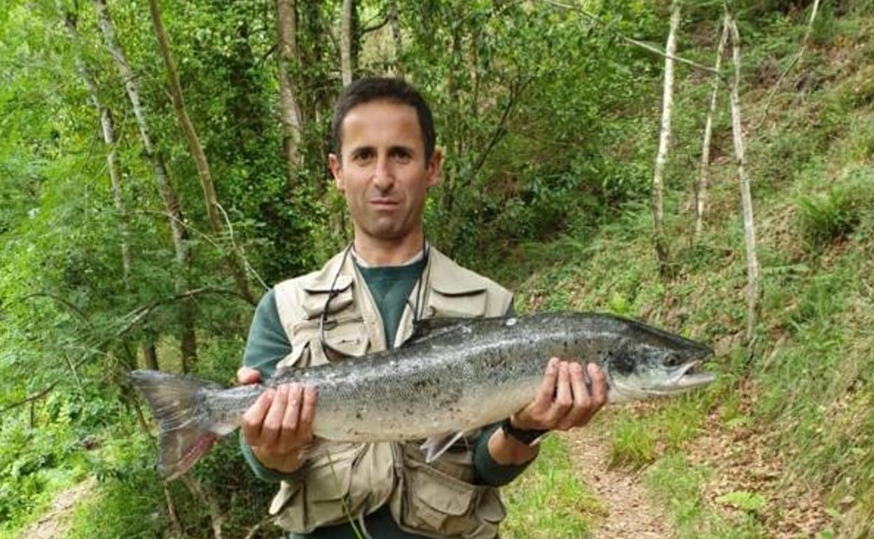 Alfonso Vega-Arango, con el salmón que pescó en el Eo. 