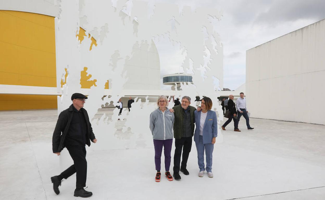 La familia Genovés (Pablo,Silvia, Juan y Ana), ante la escultura 'Transbase'.