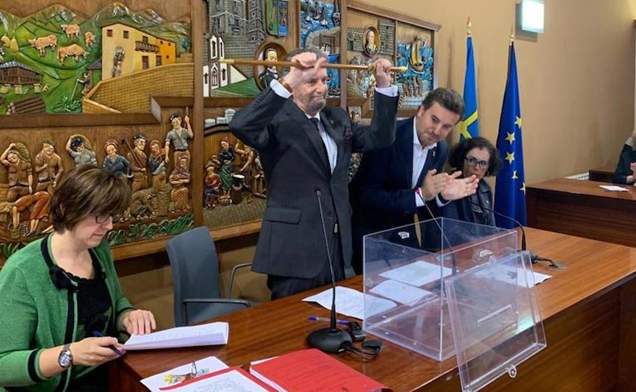 García Palacios, alcalde de Navia, celebra su investidura.