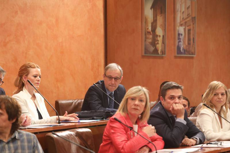 La alcaldesa revalida su cargo en un pleno en el que todos los grupos mostraron su disposición a trabajar por la ciudad.