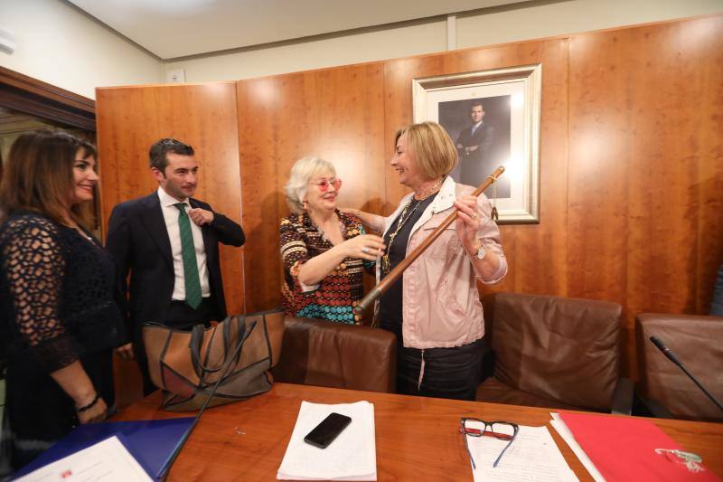 La alcaldesa revalida su cargo en un pleno en el que todos los grupos mostraron su disposición a trabajar por la ciudad.