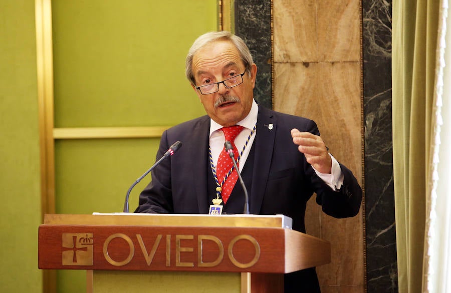 El candidato del PP se hace con el bastón de mando del consistorio ovetense gracias al apoyo de Ciudadanos.