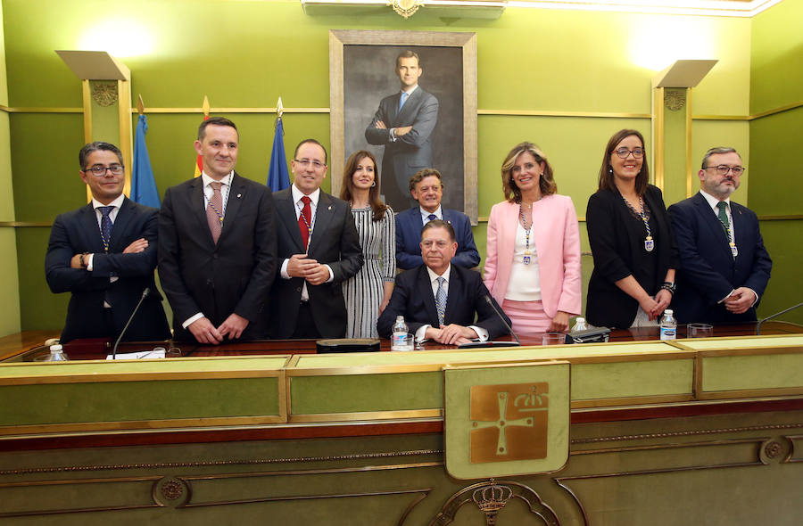 El candidato del PP se hace con el bastón de mando del consistorio ovetense gracias al apoyo de Ciudadanos.