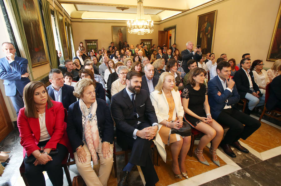 El candidato del PP se hace con el bastón de mando del consistorio ovetense gracias al apoyo de Ciudadanos.