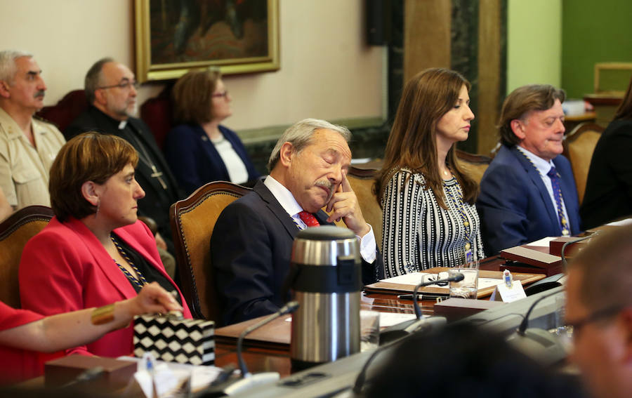 El candidato del PP se hace con el bastón de mando del consistorio ovetense gracias al apoyo de Ciudadanos.