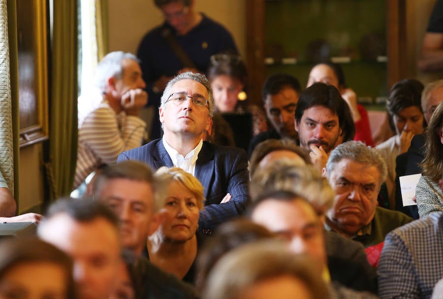 El candidato del PP se hace con el bastón de mando del consistorio ovetense gracias al apoyo de Ciudadanos.