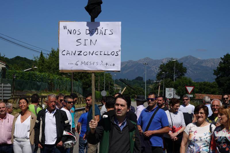 Vecinos de Ponga y Amieva y empresarios de la zona se concentran para exigir mayor agilidad en los trabajos ante la llegada del verano.