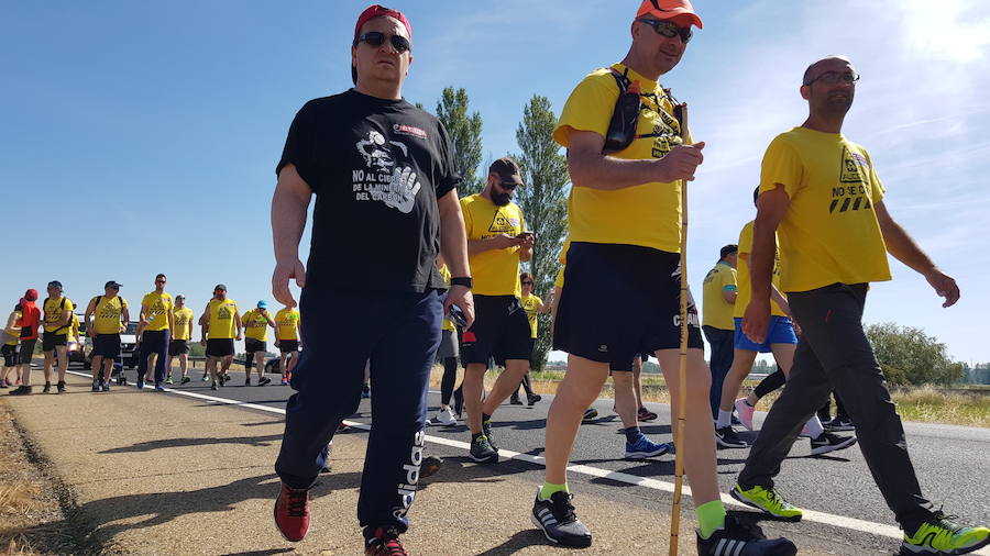 Los trabajadores de Alcoa siguen su protesta hacia Madrid. Hoy recorrerán el trayecto entre Cimanes de la Vega y Benavente