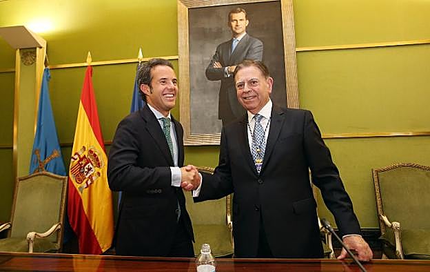Nacho Cuesta y Alfredo Canteli se estrechan la mano tras la proclamación del segundo como nuevo alcalde de Oviedo durante el Pleno de investidura. 