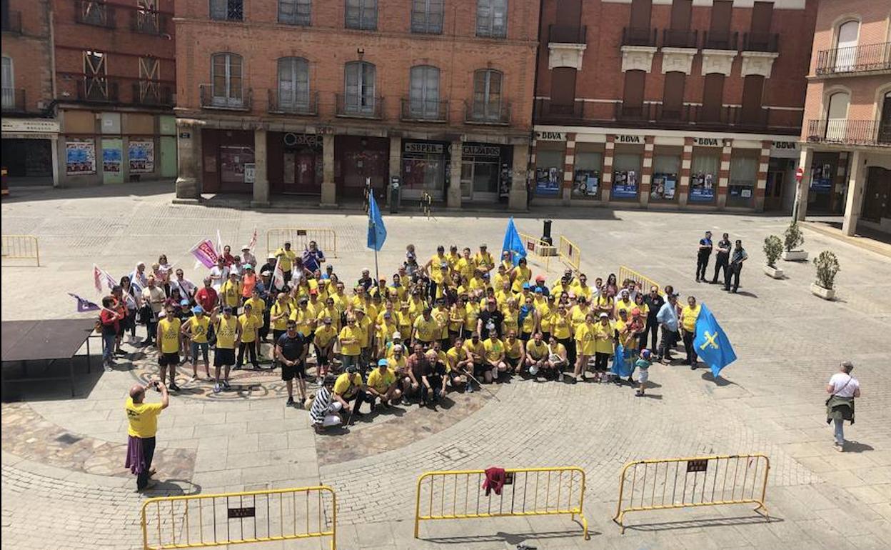 Foto de familia de la plantilla de Alcoa a su llegada a Benavente.