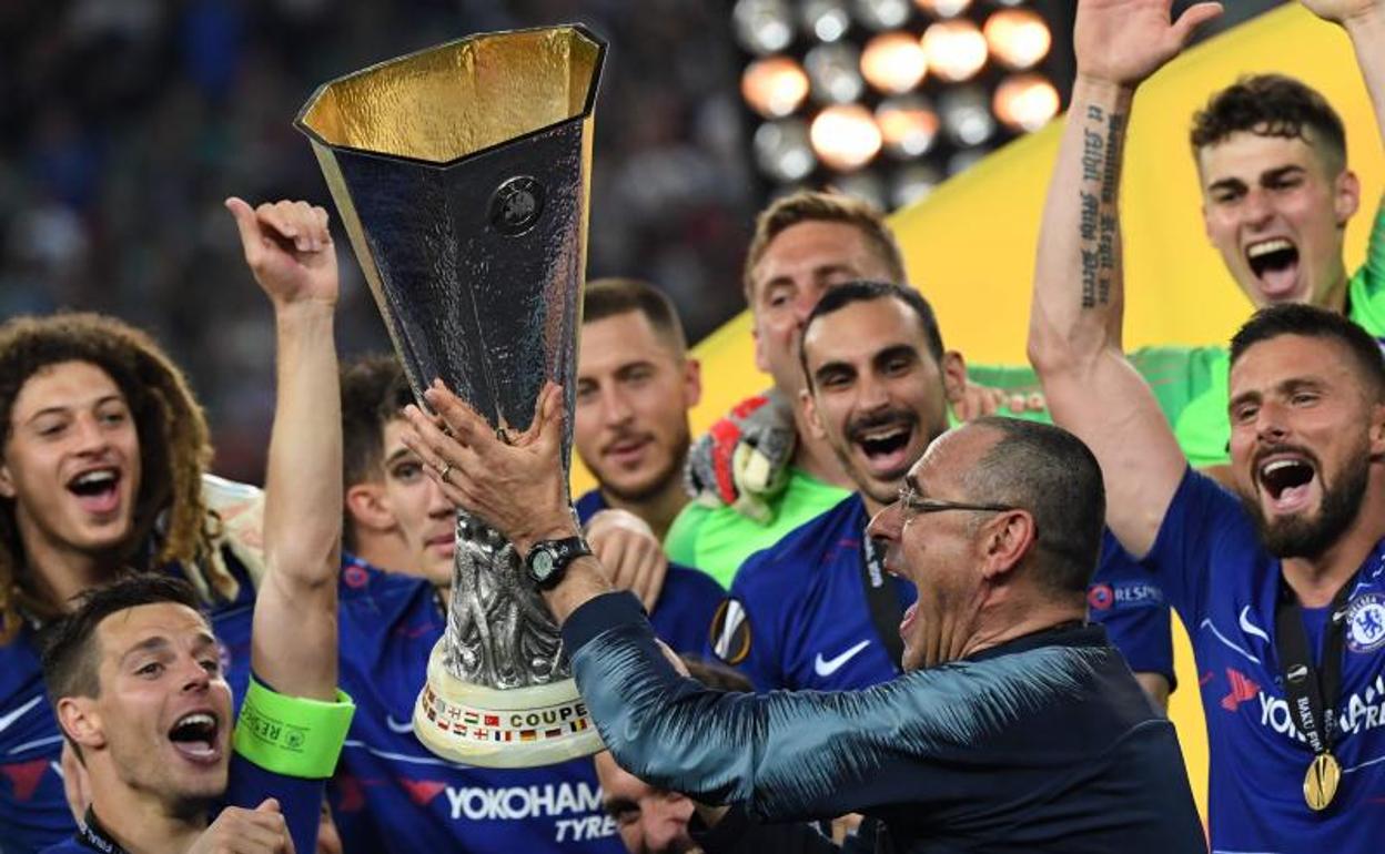 Maurizio Sarri celebra la Europa League conquistada con el Chelsea esta temporada.
