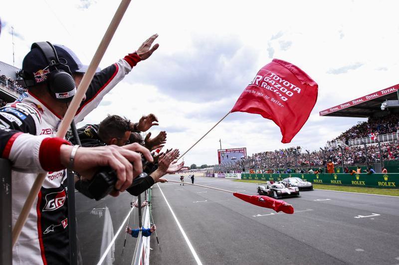 El piloto asturiano gana su cuarto título mundial y vuelve a conquistar Le Mans.